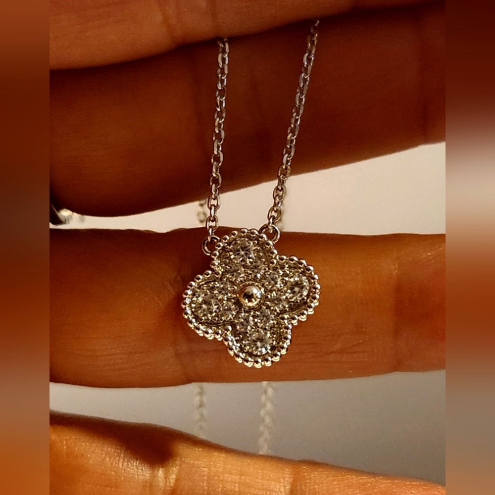 Clover Necklace.Stainels Steel Hupoallergenic. Moissanite. New popular design - Picture 5 of 15